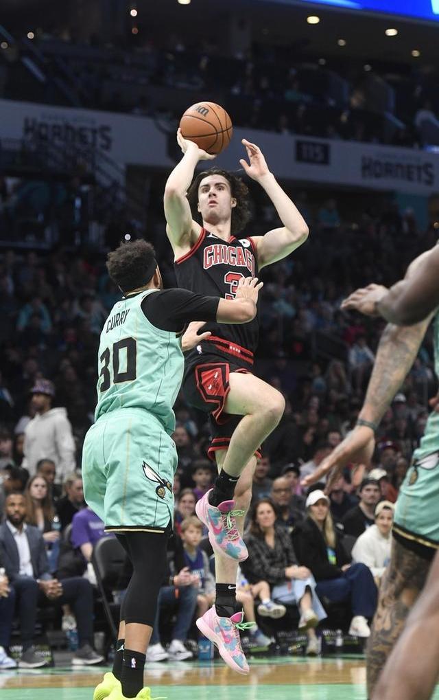 九游-夏洛特黄蜂发布备战花絮，冲刺阶段内部沟通，欧联任务艰巨，数据趋势出现新变化的简单介绍